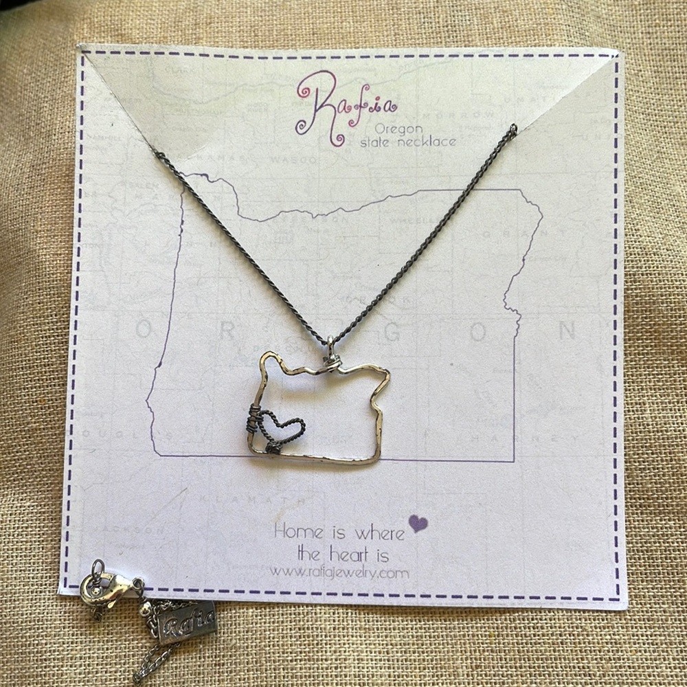 🍁 Rafia charm state necklace